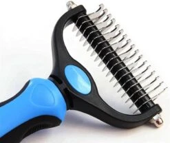 Professionele Ondervacht Kam Voor Hond En Kat S – Hondenborstel – Kattenborstel - Hondenkam –Anti Klit - Haarverwijderaar Voor Huisdieren - Pijnloos - Huisdiervriendelijk – Klittenkam - Voorkomt Haaruitval - Kleine Variant- Black Friday - Sinterklaas -Huisdierbenodigdheden Korting 1200x1012 2