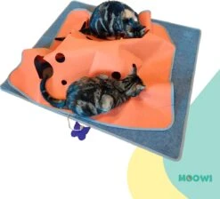 Moowi - Katten Speel Kleed – Kattentunnel – Hide And Seek Spel – Deken Kat – Kattenspeelgoed – Speelmat Katten Grijs – Incl. 2 Sisal Ballen En Verenspeeltje -Huisdierbenodigdheden Korting 1200x1089 10