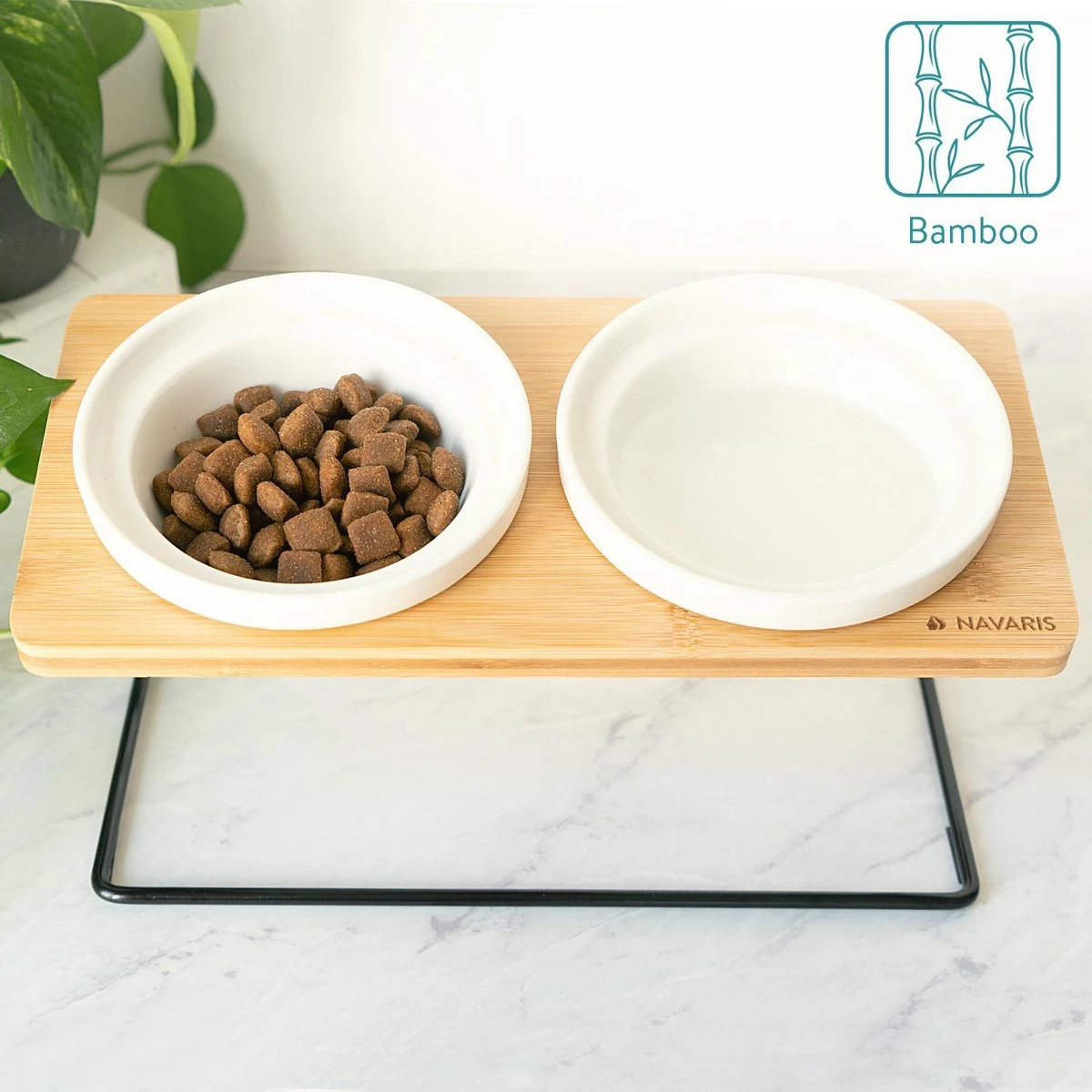 Navaris Verhoogde Voerbakset Met Standaard - 2 Keramische Voerbakken Met Houder Van Bamboe En Metaal - Voer- En Drinkbak Voor Kat En Hond - Antislip 4 Navaris Verhoogde Voerbakset Met Standaard - 2 Keramische Voerbakken Met Houder Van Bamboe En Metaal - Voer- En Drinkbak Voor Kat En Hond - Antislip - Image 2