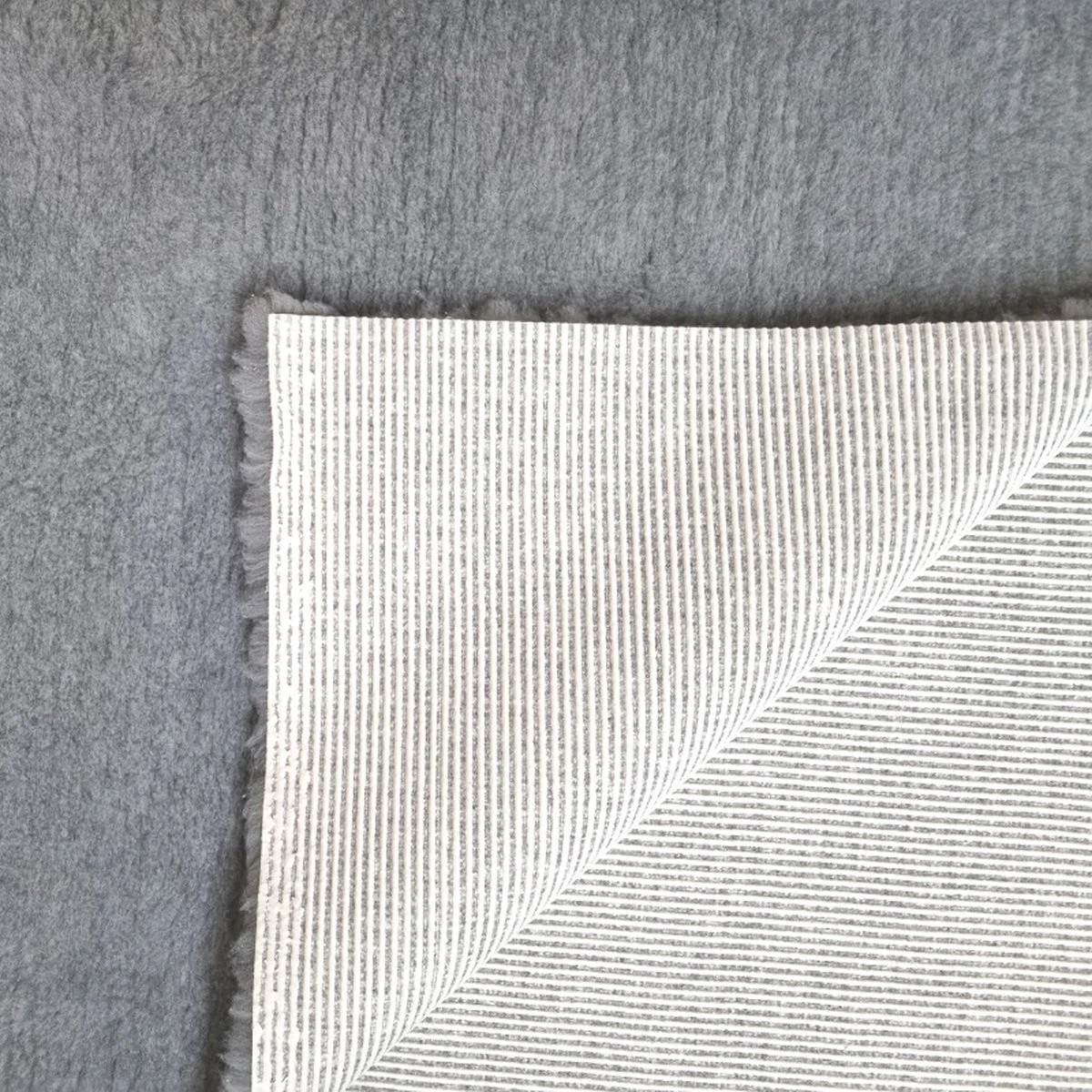 Vetbed Grijs Effen - Antislip Hondenmat - Hondenbed - Hondenmatras - Benchmat - 100 X 75 CM - Machine Wasbaar 5 Vetbed Grijs Effen - Antislip Hondenmat - Hondenbed - Hondenmatras - Benchmat - 100 X 75 CM - Machine Wasbaar - Image 3