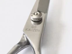 Professionele Hondenscharen Set - Extra Veilige Grooming Set - Trimscharen Voor Honden - Knipschaar - Effileerschaar / Uitdunschaar - Gebogen Schaar Met Ronde Punt - Precisieschaar - Hondenverzorging - Inclusief Kam, 2 Haarclips En Luxe Opbergdoos 7 Professionele Hondenscharen Set - Extra Veilige Grooming Set - Trimscharen Voor Honden - Knipschaar - Effileerschaar / Uitdunschaar - Gebogen Schaar Met Ronde Punt - Precisieschaar - Hondenverzorging - Inclusief Kam, 2 Haarclips En Luxe Opbergdoos -Huisdierbenodigdheden Korting 1200x899 6