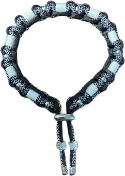Anti-tekenband Spike - Vlooienband - Voor Hond Hond - Lichtgrijze Keramische EM-X Kralen - Kleur Zwart Zilvergrijs - Lengte 35 Cm - Nekomvang Vanaf 33 Tot 45 Cm - Lengte Geknoopt Deel 35 Cm - Met Zilverkleurige Kralen