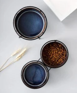 GIZMO Voerbak Kat Dubbel - Zwart/Blauw - 2 Keramische Drink- & Voerbakken Met Standaard - Drinkbak / Voerbak Kat - 13 Cm - 400ML -Huisdierbenodigdheden Korting 985x1200 1